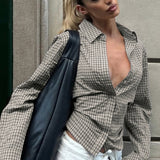 Blusa a cuadros de manga larga con cinturón para atar en la cintura.
