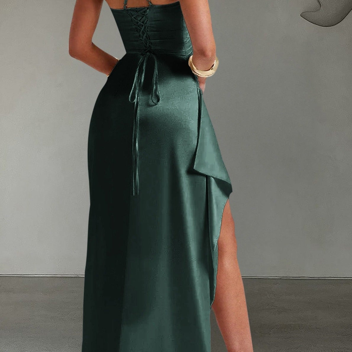 Elegante vestido largo con tirantes finos.