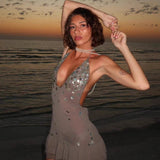 Mini vestido sexy con espalda abierta, lentejuelas y volantes.