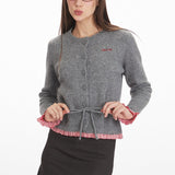 Blusa corta con paneles de punto, ajustada a la cintura.