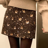Falda corta de talle alto, corte A, bordada con lentejuelas.