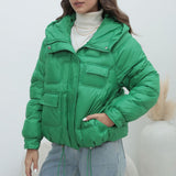 Chaqueta acolchada de colores brillantes con cuello alto.