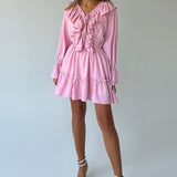 Vestido corto de gasa con escote en pico y mangas acampanadas