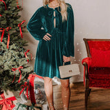 Minivestido holgado de terciopelo con aberturas y cintura atada.