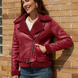 Chaqueta de ante forrada con piel de oveja y con cinturón.