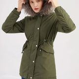 Parka de mujer elegante, funcional y versátil.