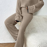 Conjunto de dos piezas: pantalón de punto de pierna ancha con escote en pico informal.