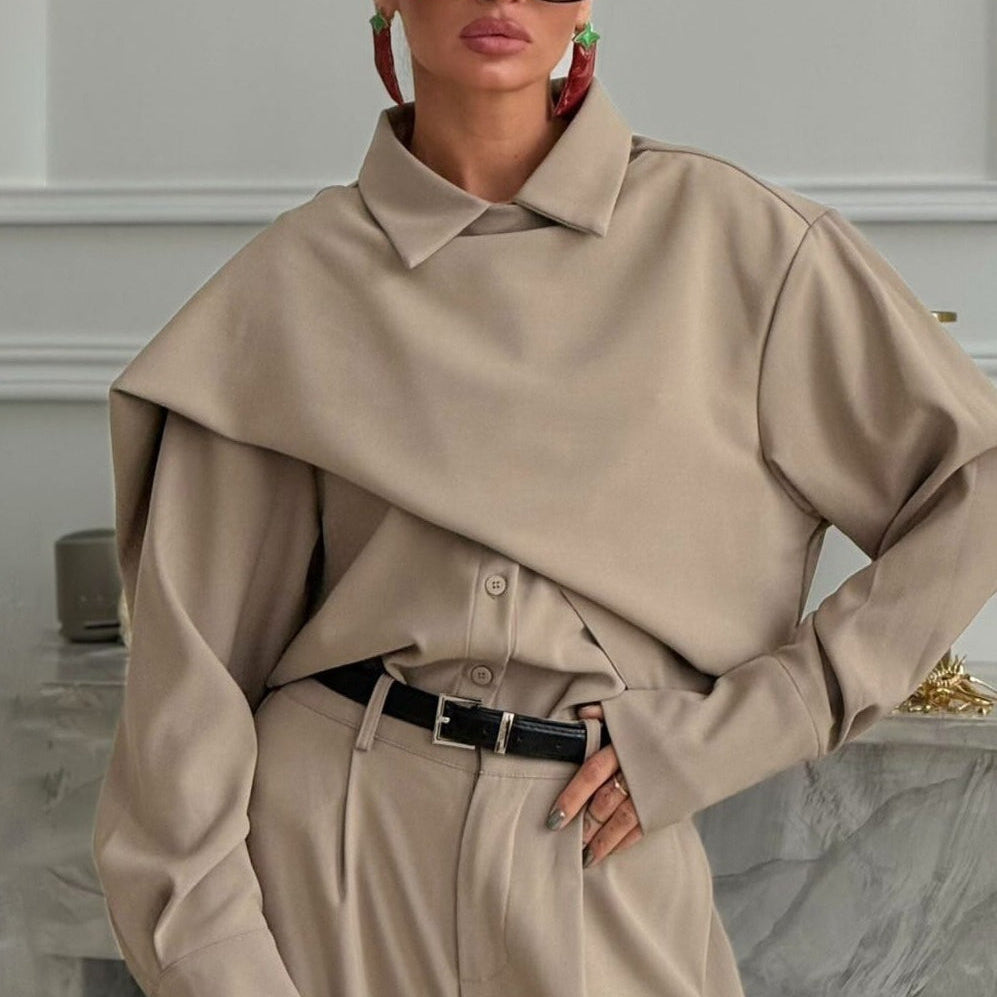 Elegante conjunto vintage de dos piezas: top vuelto y pantalón ancho