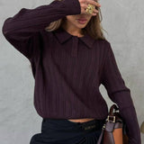 Blusa holgada con cuello polo jacquard y mangas largas.
