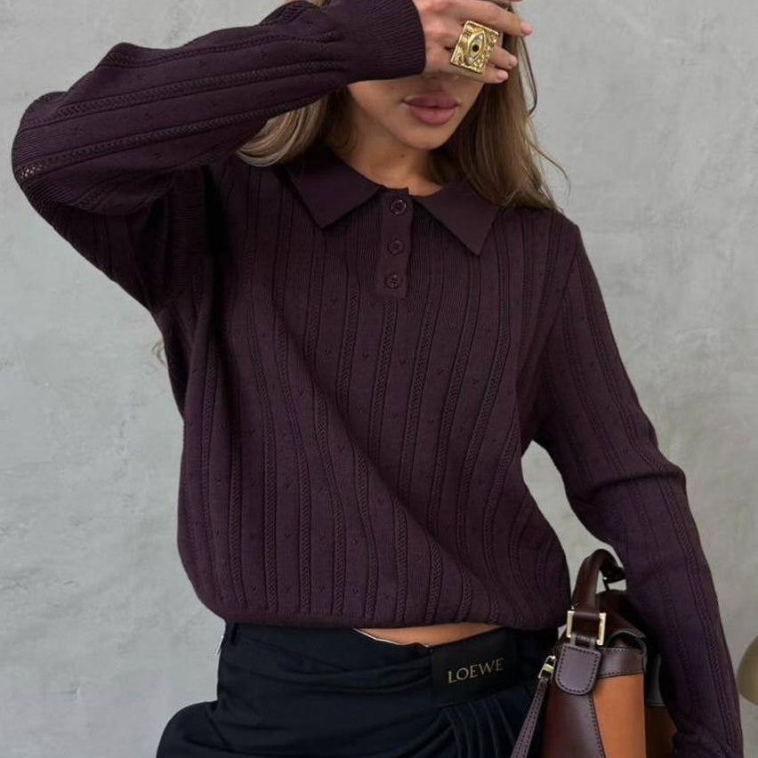 Blusa holgada con cuello polo jacquard y mangas largas.