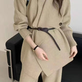 Conjunto de dos piezas: abrigo holgado con cuello amplio y pantalón ancho.
