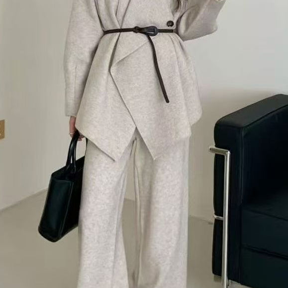 Conjunto de dos piezas: abrigo holgado con cuello amplio y pantalón ancho.
