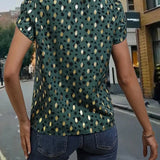 Blusa chic con lunares negros y dorados: elegante, divertida y versátil para mujer.
