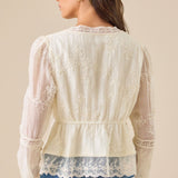 Blusa casual de encaje con mangas largas caladas y mangas largas.