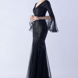 Vestido de noche con lentejuelas y volantes de tul