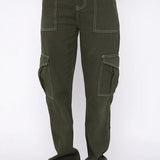 Pantalones cargo de moda con piernas rectas y múltiples bolsillos.