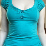 Blusa entallada con mangas abullonadas abotonadas y cuello redondo.