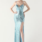 Vestido maxi sirena con lentejuelas y tirantes cruzados, escote en pico.