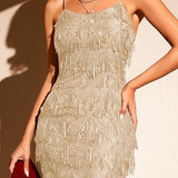 Vestido de noche con tirantes finos y flecos de lentejuelas.