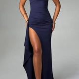 Vestido de noche sexy sin tirantes con abertura.