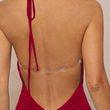 Vestido largo de escote pronunciado con ribete metálico fruncido, espalda baja y escote abierto.