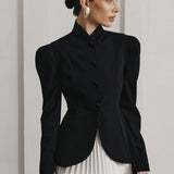 Elegante blazer de cuello alto y mangas abullonadas, inspirado en el diseño francés.