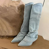 Botas vaqueras de mezclilla hasta la rodilla: estilo moderno y resistente.