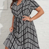 Vestido cruzado chic y elegante con estampado geométrico para mujer.