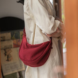 Bolso de hombro para mujer – Forma de media luna – Tejido texturizado – Diseño compacto y minimalista