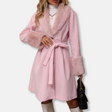 Gabardina de mujer – Corte entallado – Cuello y puños de piel – Cinturón ajustable