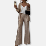 Conjunto de mujer: Chaqueta de lentejuelas estructurada y pantalones anchos de cintura alta.