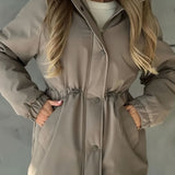 Chaqueta deportiva de ocio y exterior con cintura ajustable con cordón, ideal para montañismo y actividades al aire libre.
