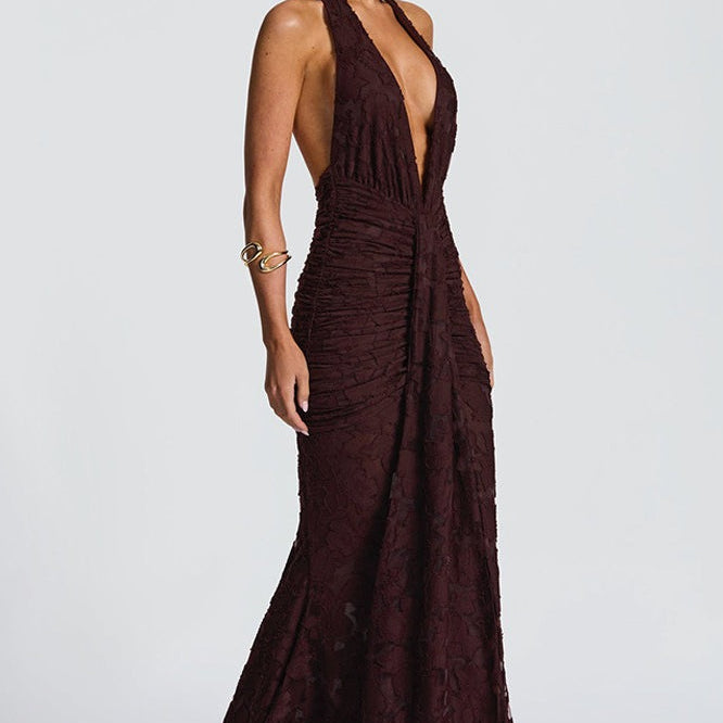 Vestido de noche entallado con detalle de fruncido y lazo.