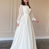 Vestido largo transparente con mangas de linterna y perlas.