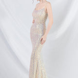 Elegante vestido largo con lentejuelas y tirantes finos.