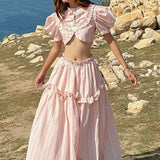 Conjunto de falda corta y bustier con cortes y diseño de hombros descubiertos