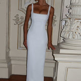 Elegante vestido de noche con tirantes de perlas.