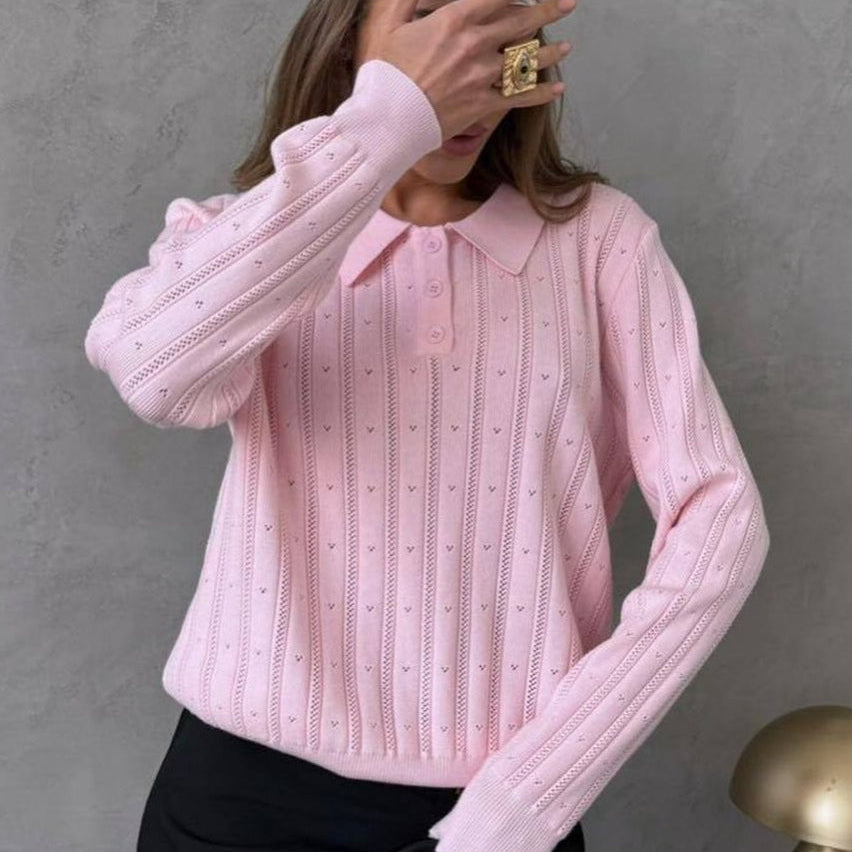 Blusa holgada con cuello polo jacquard y mangas largas.