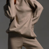 Conjunto de dos piezas: jersey polo de punto y pantalón ancho.