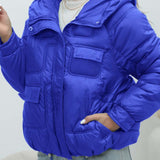 Chaqueta acolchada de colores brillantes con cuello alto.