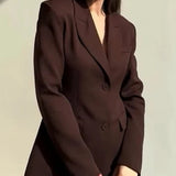 Blazer entallado con hombreras acolchadas