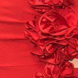 Vestido de noche rojo de vendaje con flores recortadas