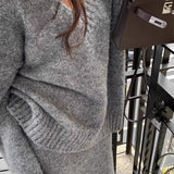 Conjunto de dos piezas: jersey de punto casual con cuello en V y falda sirena.