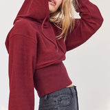 Top corto con capucha, ajustado a la cintura, estilo casual.