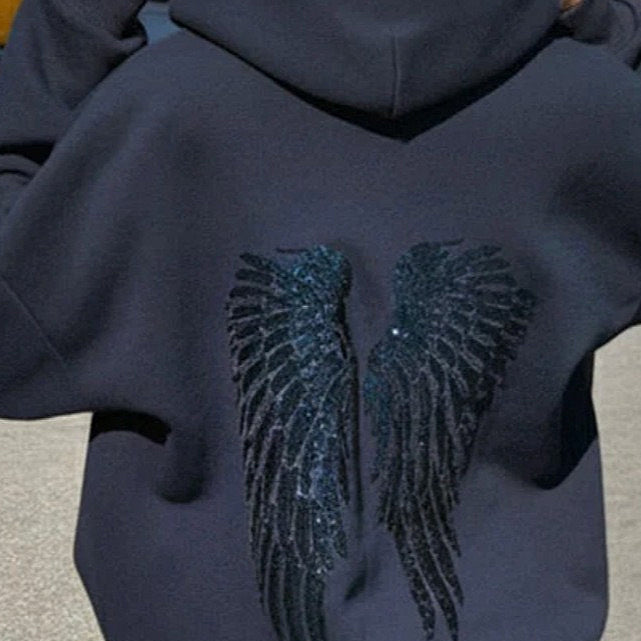 Sudadera informal con estampado de alas y lentejuelas.