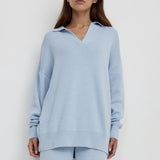 Conjunto de dos piezas: jersey polo de punto y pantalón ancho.