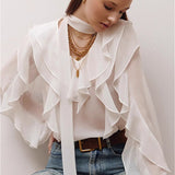 Elegante blusa de gasa lisa con volantes y lazo.