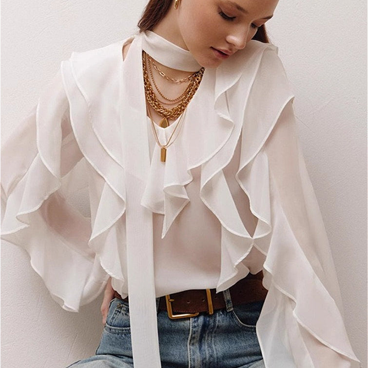 Elegante blusa de gasa lisa con volantes y lazo.