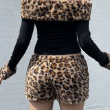 Conjunto de dos piezas de polar con estampado de leopardo y diseño de hombros descubiertos