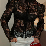 Elegante blusa con mangas abullonadas en encaje y cuello alto.